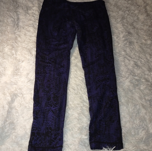 Kirckland purple snakeskin pattern cropped legging - Picture 2 of 6